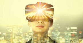 Mann med VR-briller ser på bygninger