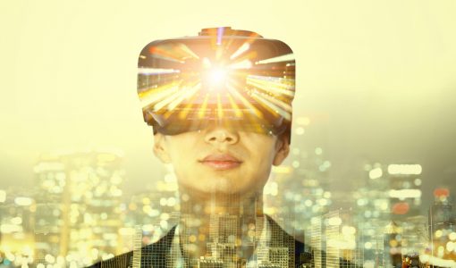 Mann med VR-briller ser på bygninger